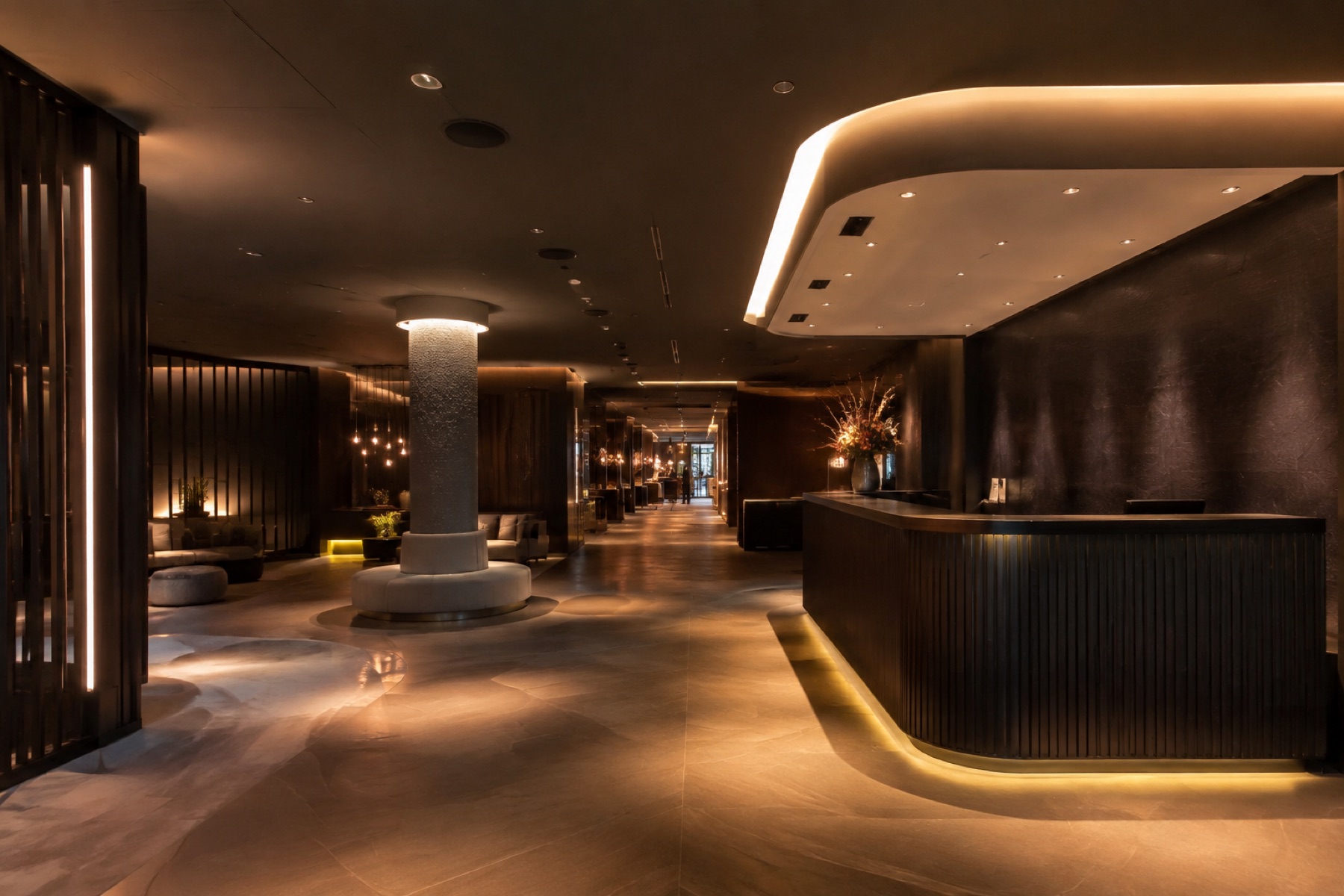Donkere hotellobby met verlichte balie en lichtlijnen langs het plafond