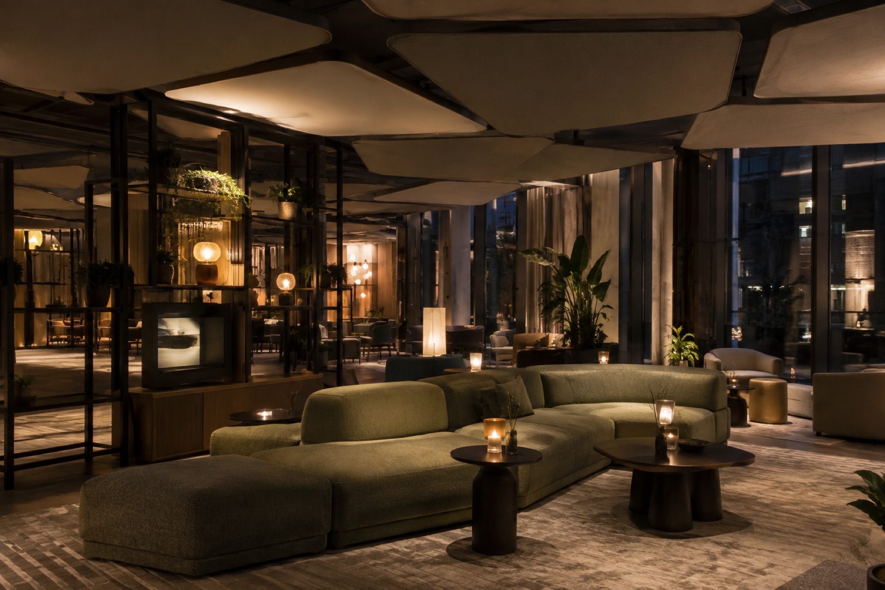 Lounge met groene bank, lage tafels en indirecte verlichting